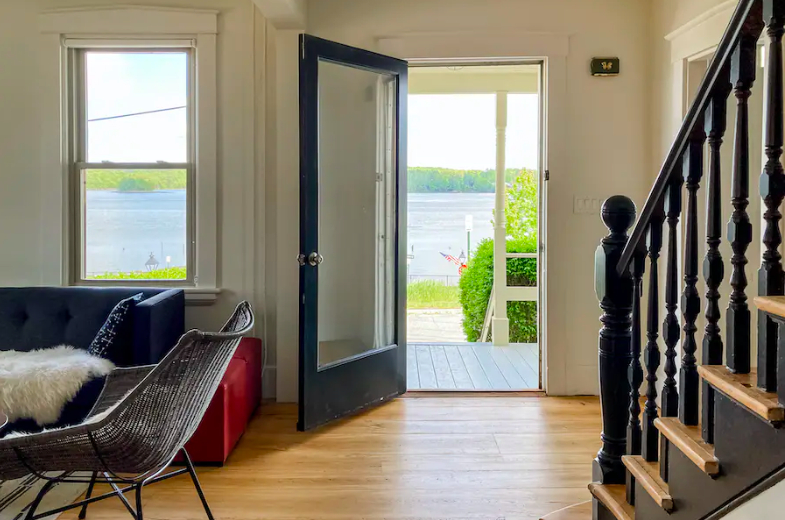 Na cidade, Colonial, com vistas panorâmicas para o Rio Sheepscot