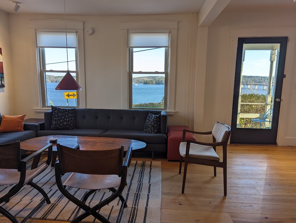 Na cidade, Colonial, com vistas panorâmicas para o Rio Sheepscot