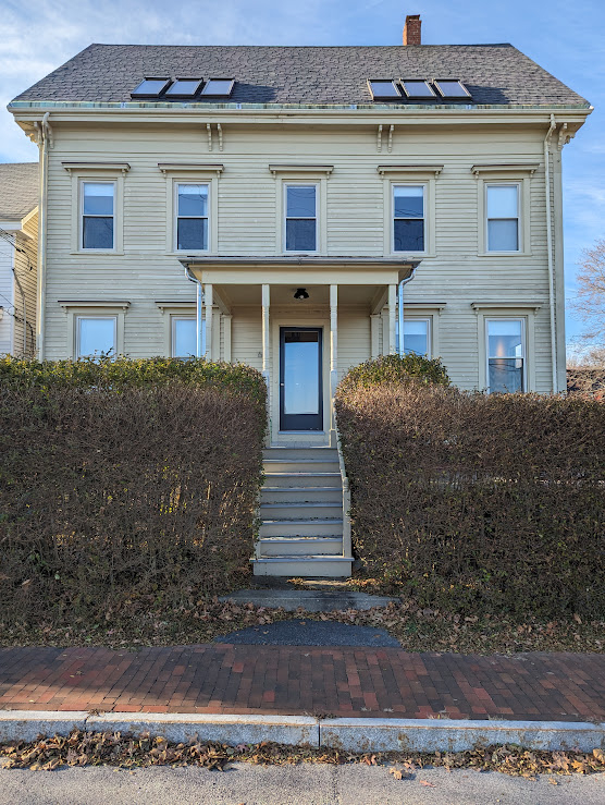 Na cidade, Colonial, com vistas panorâmicas para o Rio Sheepscot