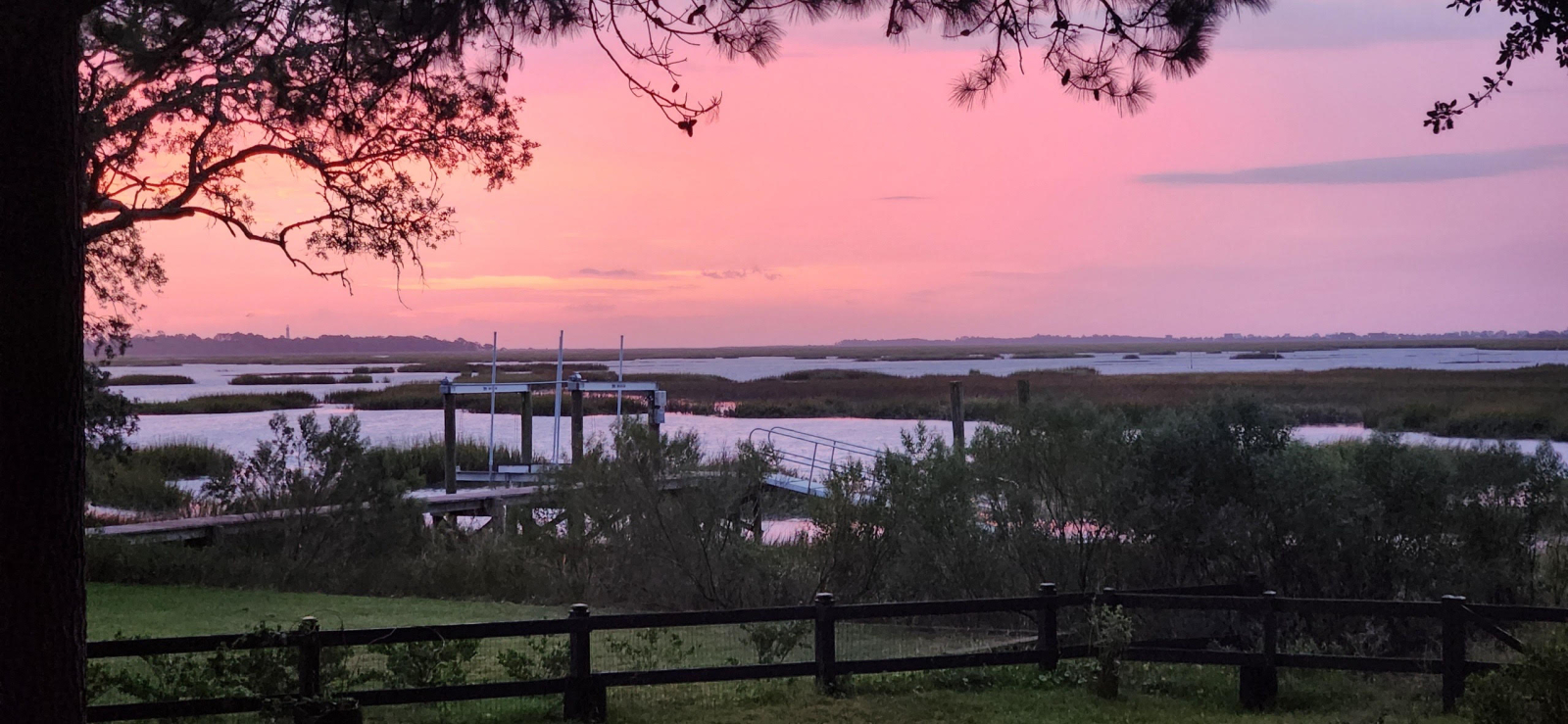 Casa renovada en Charleston con hermosas vistas al agua, cerca del centro histórico y las playas