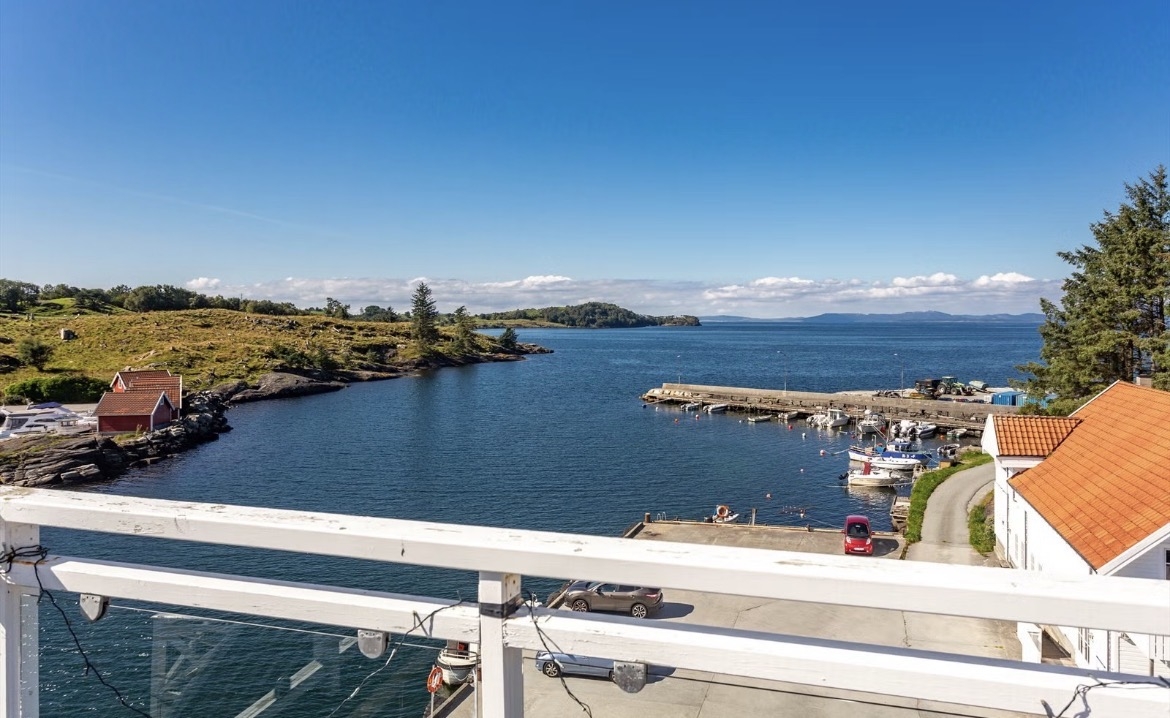 Penthouse mit Terrasse, Kai, Ruderboot auf der Finnøy.