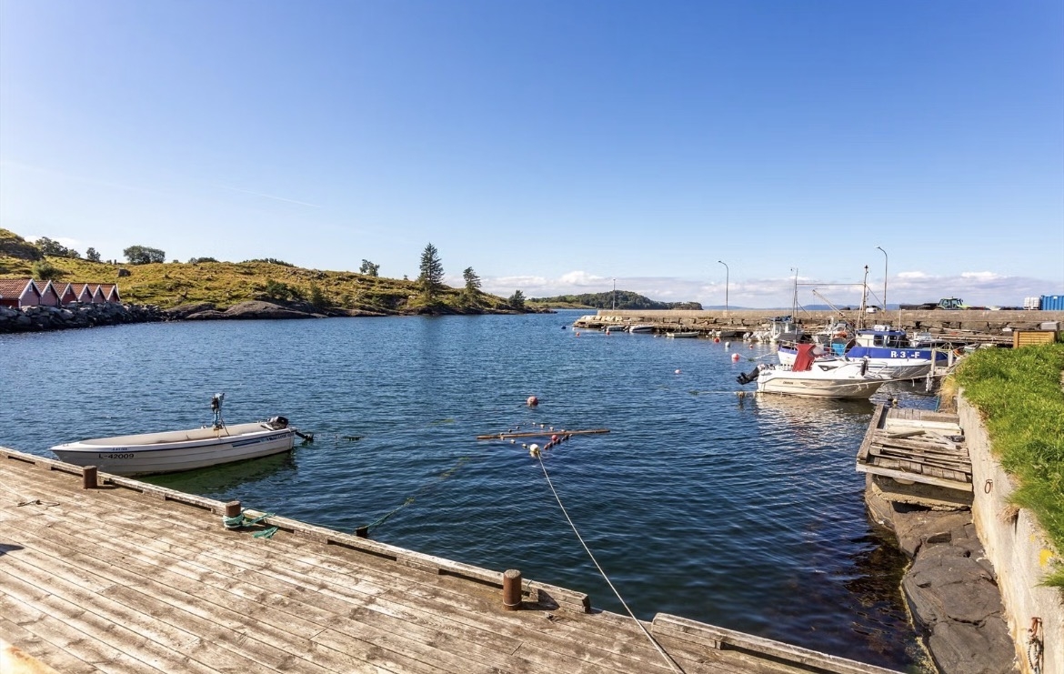 Penthouse mit Terrasse, Kai, Ruderboot auf der Finnøy.