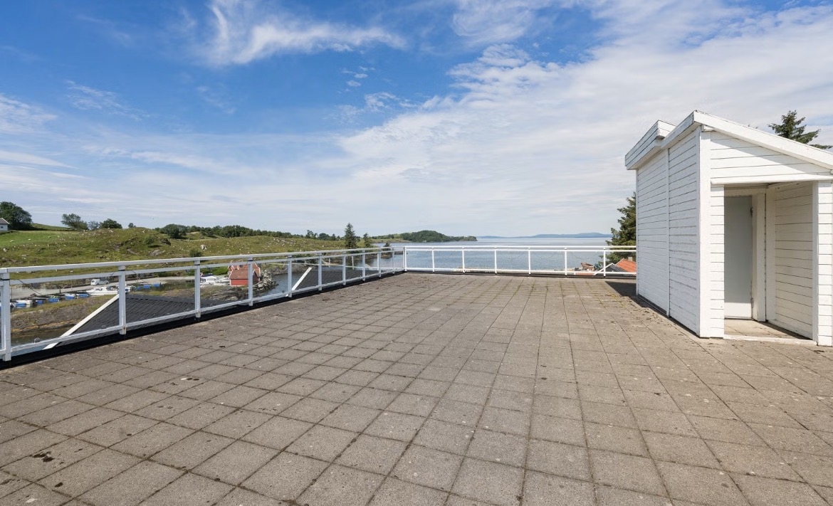 Penthouse mit Terrasse, Kai, Ruderboot auf der Finnøy.