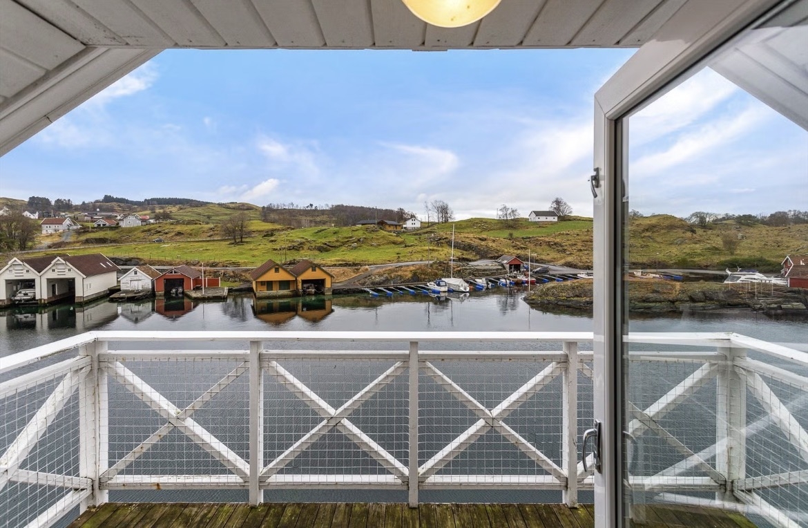 Penthouse mit Terrasse, Kai, Ruderboot auf der Finnøy.