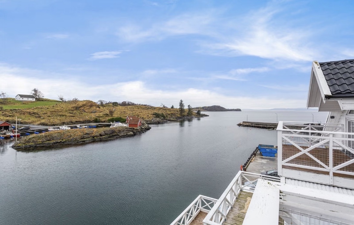 Penthouse mit Terrasse, Kai, Ruderboot auf der Finnøy.