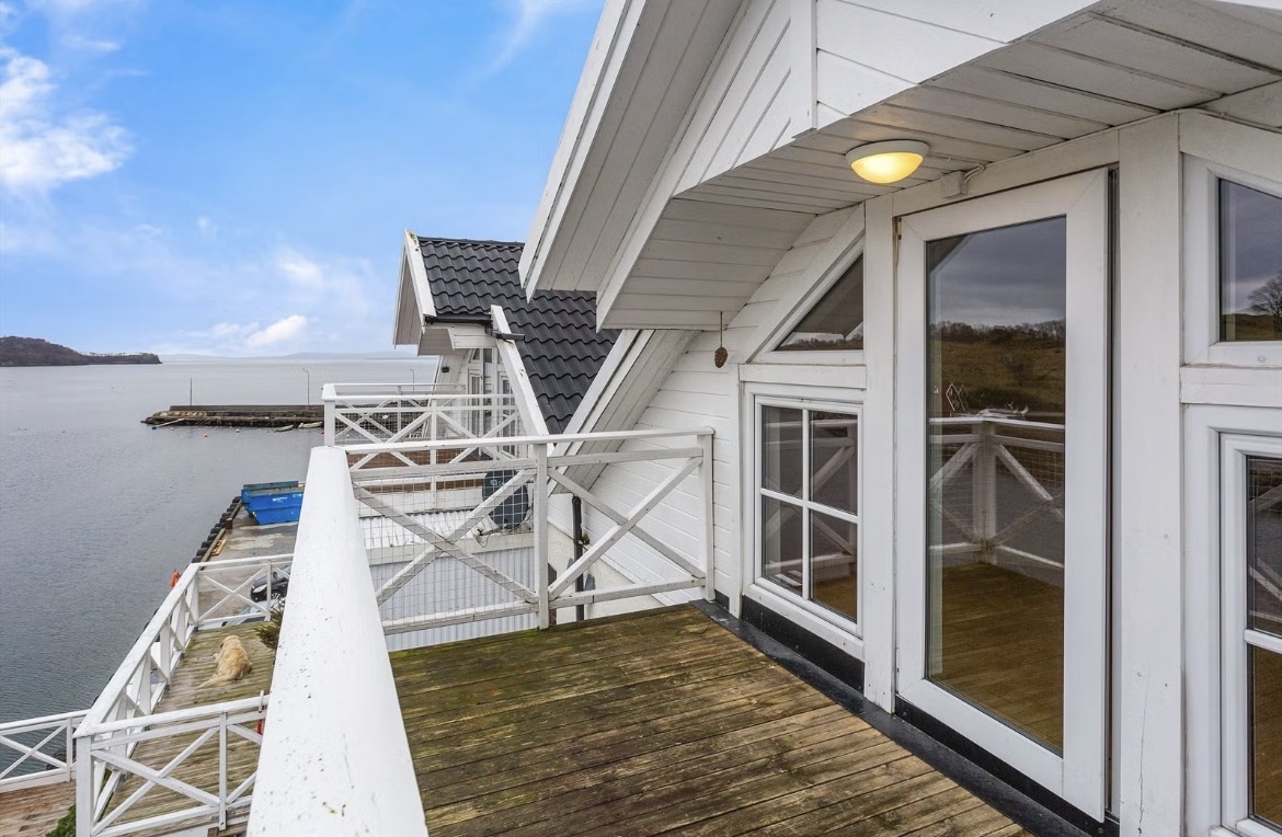 Penthouse mit Terrasse, Kai, Ruderboot auf der Finnøy.