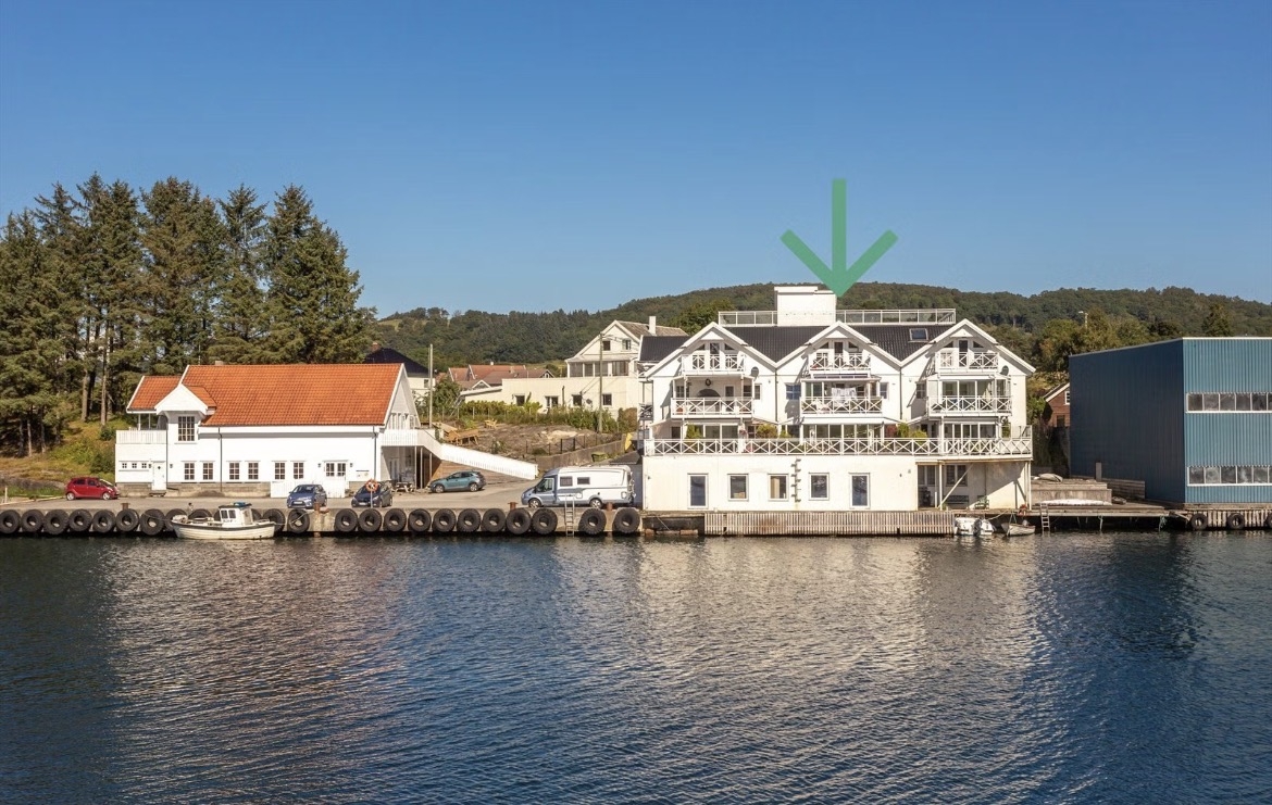Penthouse mit Terrasse, Kai, Ruderboot auf der Finnøy.