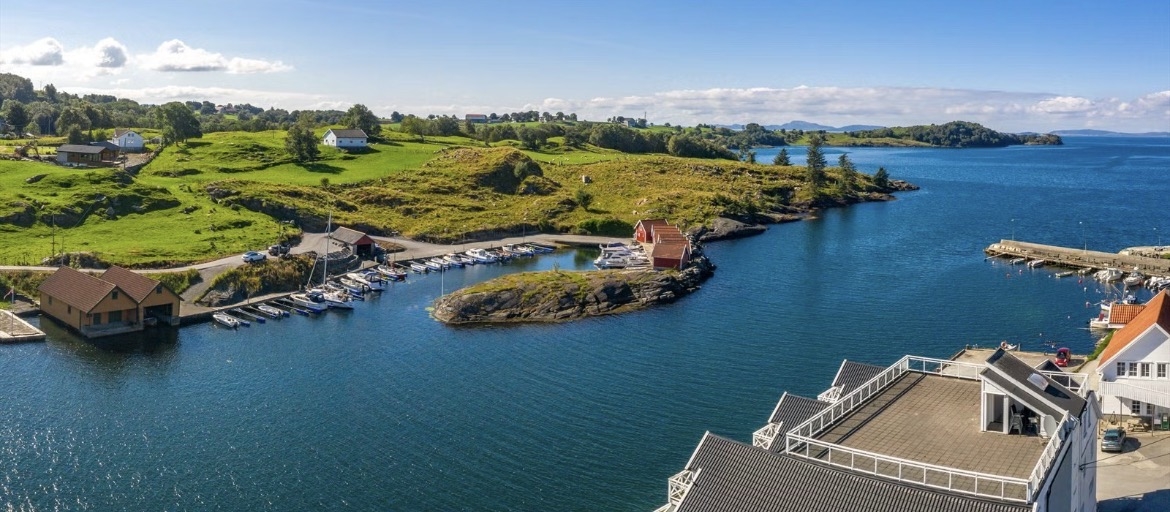 Penthouse mit Terrasse, Kai, Ruderboot auf der Finnøy.