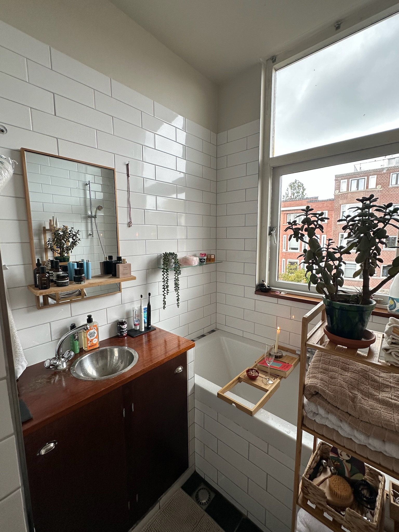 Very bright, spacious and calm Rotterdam apartment