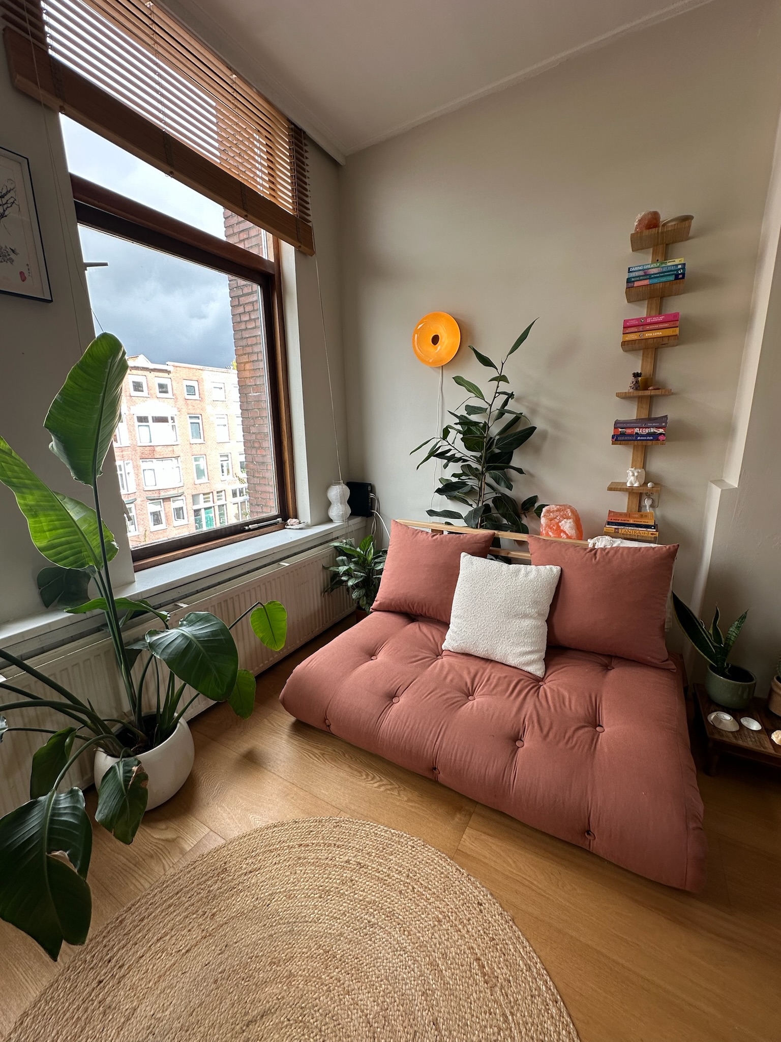 Very bright, spacious and calm Rotterdam apartment