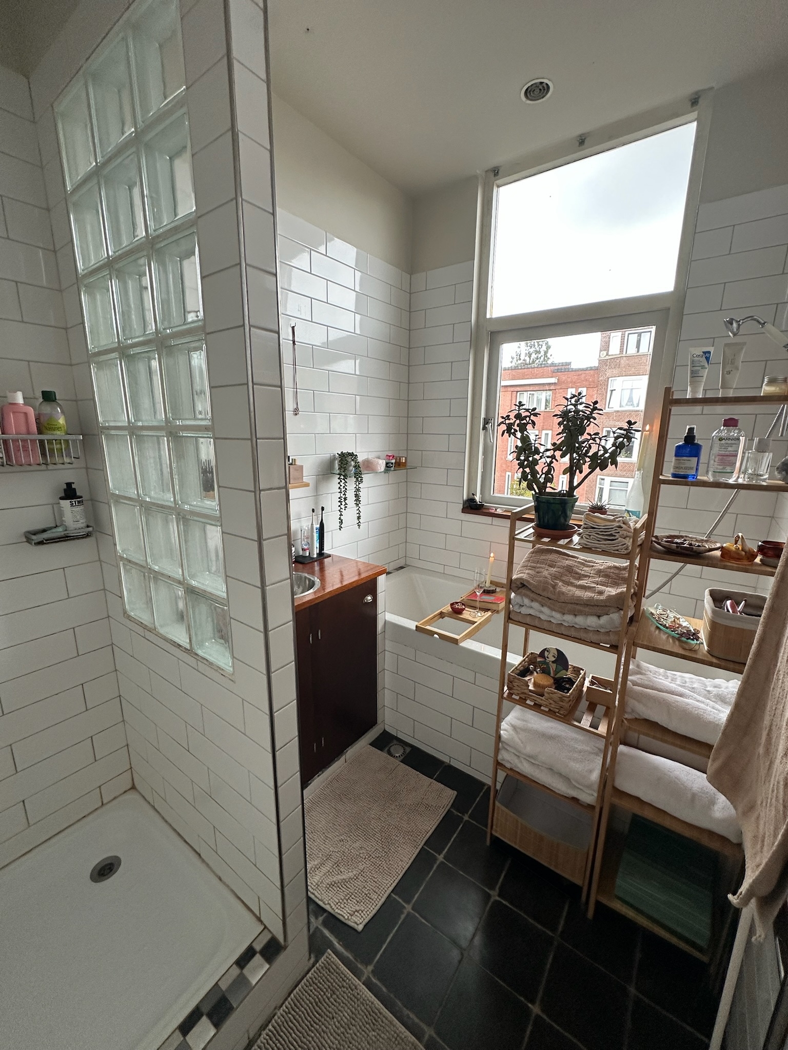 Very bright, spacious and calm Rotterdam apartment