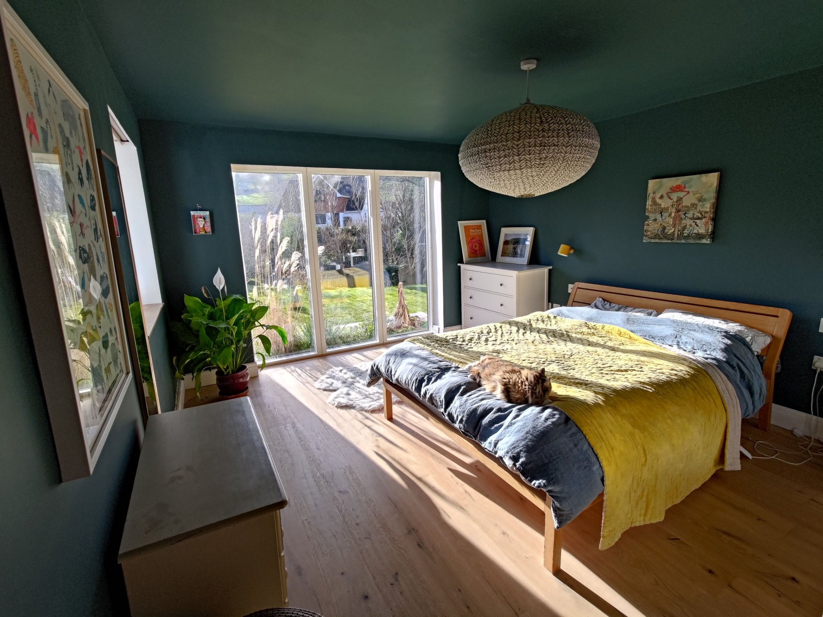 Peaceful family home with a huge garden a short walk to good surf beach
