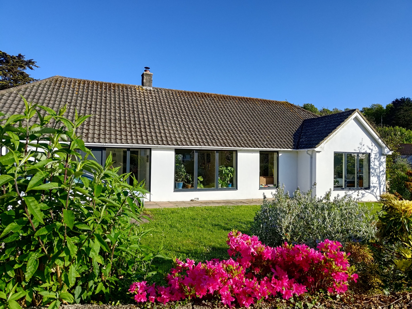 Peaceful family home with a huge garden a short walk to good surf beach
