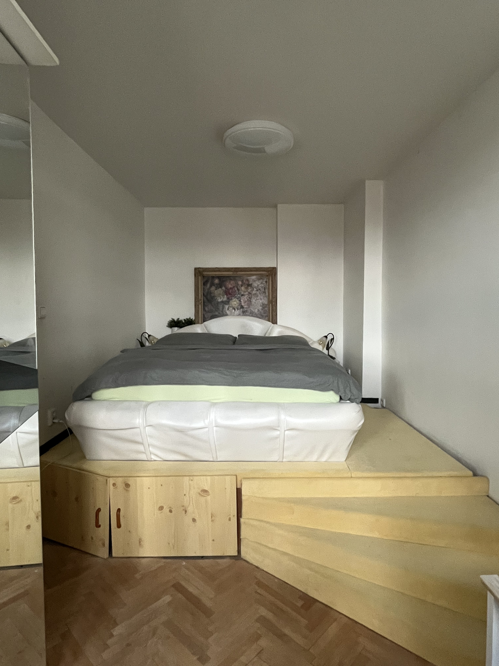 Charming & Sunny Central Prague Apartment with Courtyard Views (Žižkov / Vinohrady border)