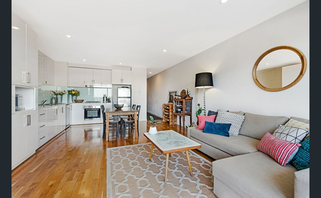 Inner city apartment in vibrant neighbourhood