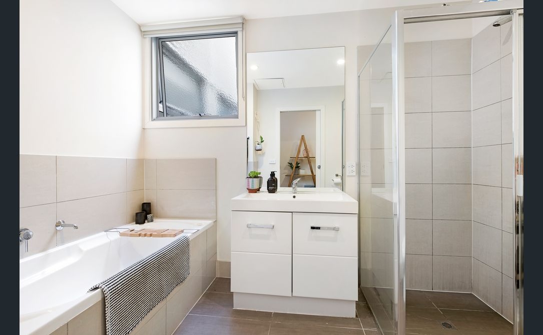 Inner city apartment in vibrant neighbourhood