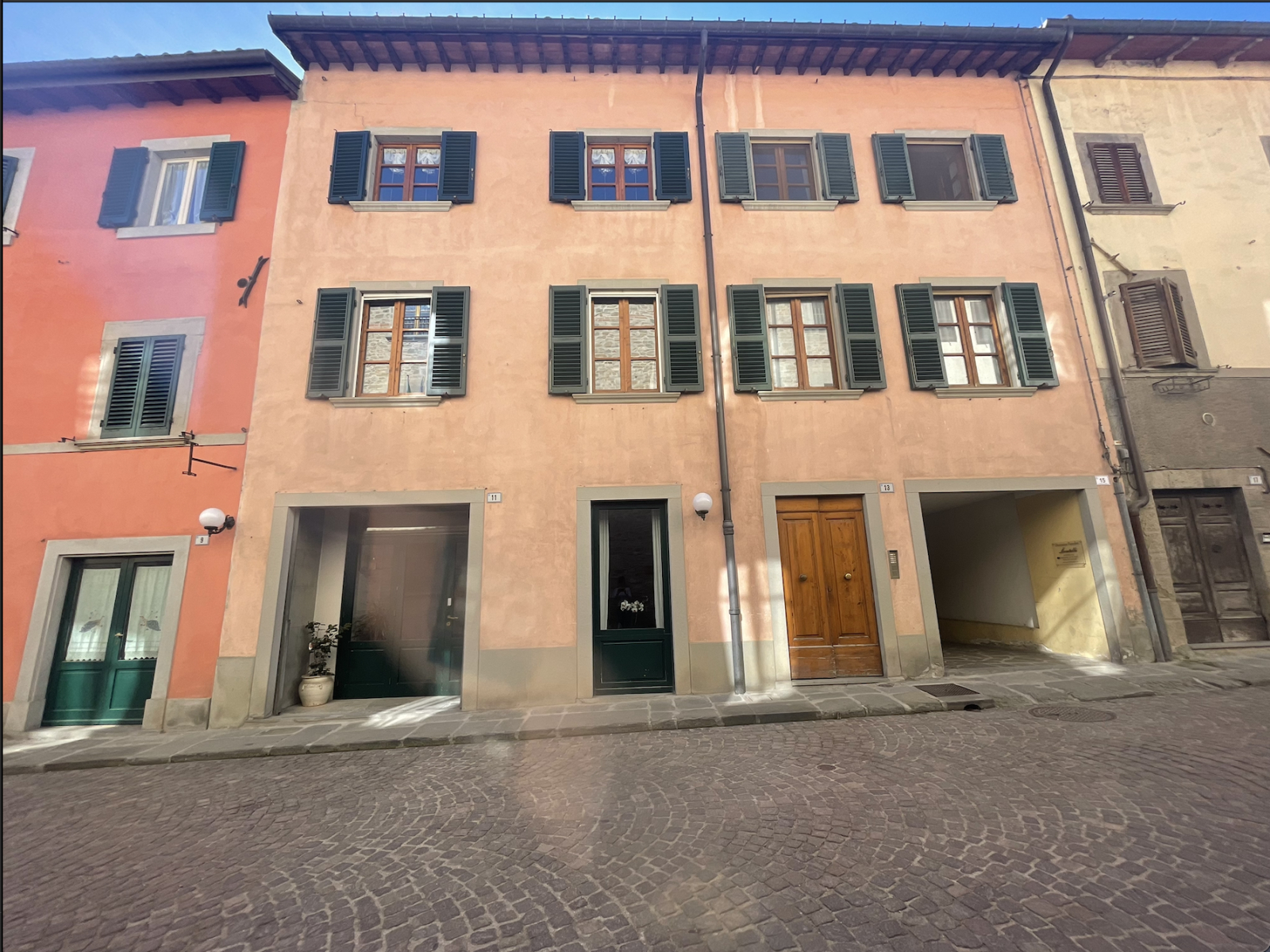 Charming two story apartment in central Italy