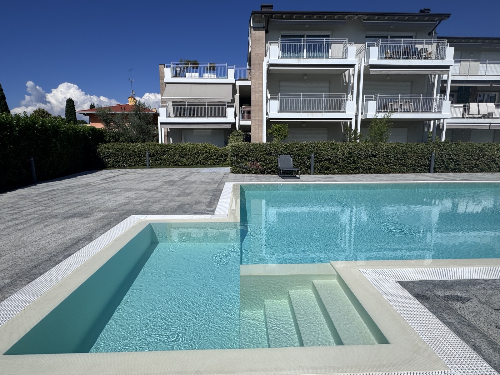 Sirmione apartment with terrace and pool access