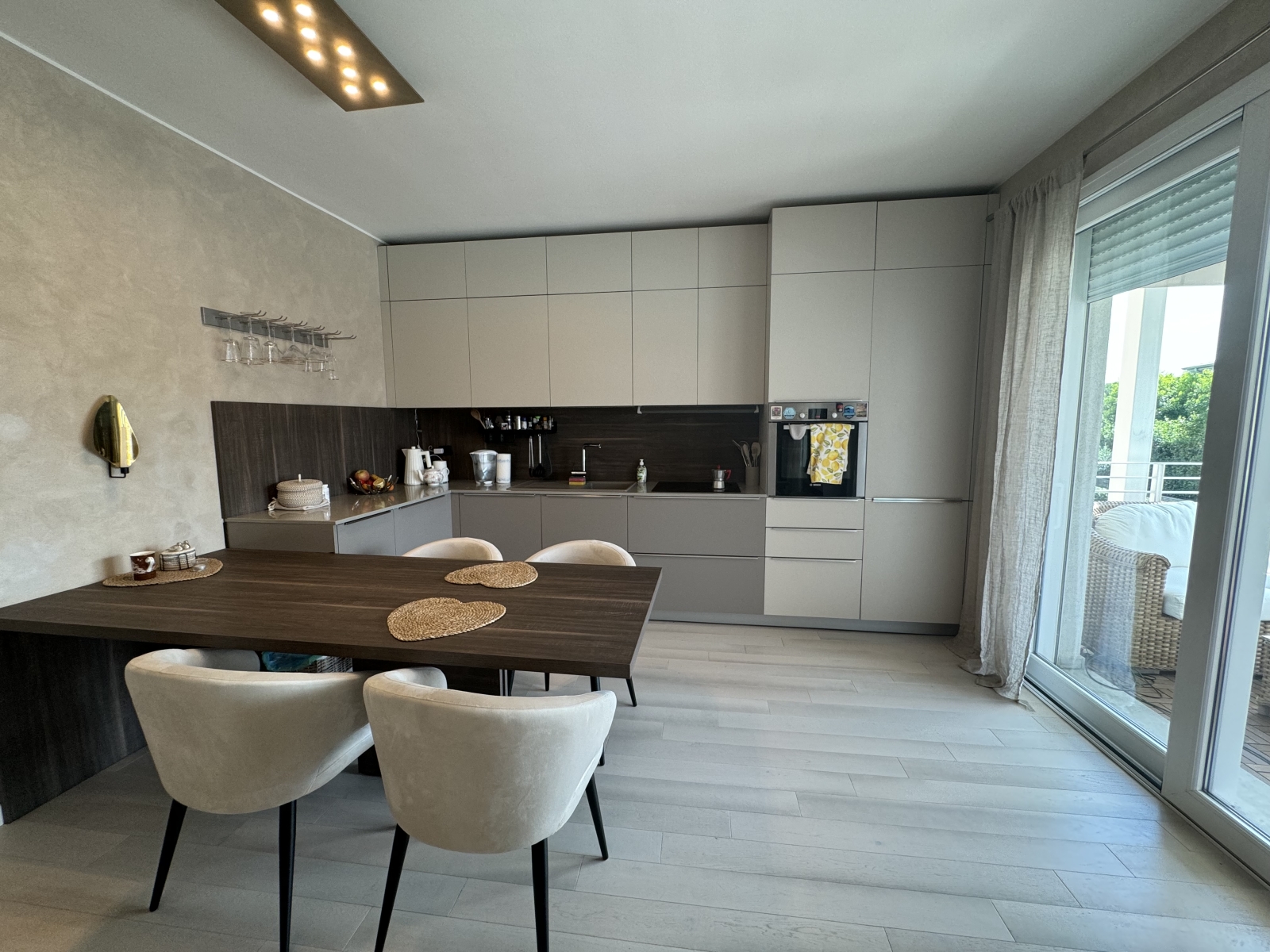 Sirmione apartment with terrace and pool access