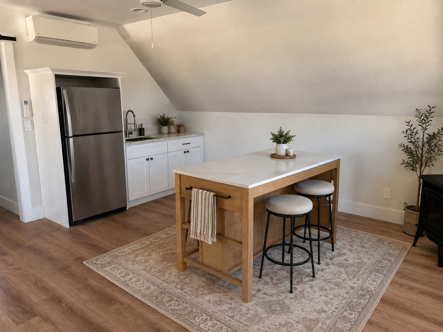 Modern 1,000 sq ft Loft in Eden — 3 Ski Resorts, Hiking & Mountain Biking