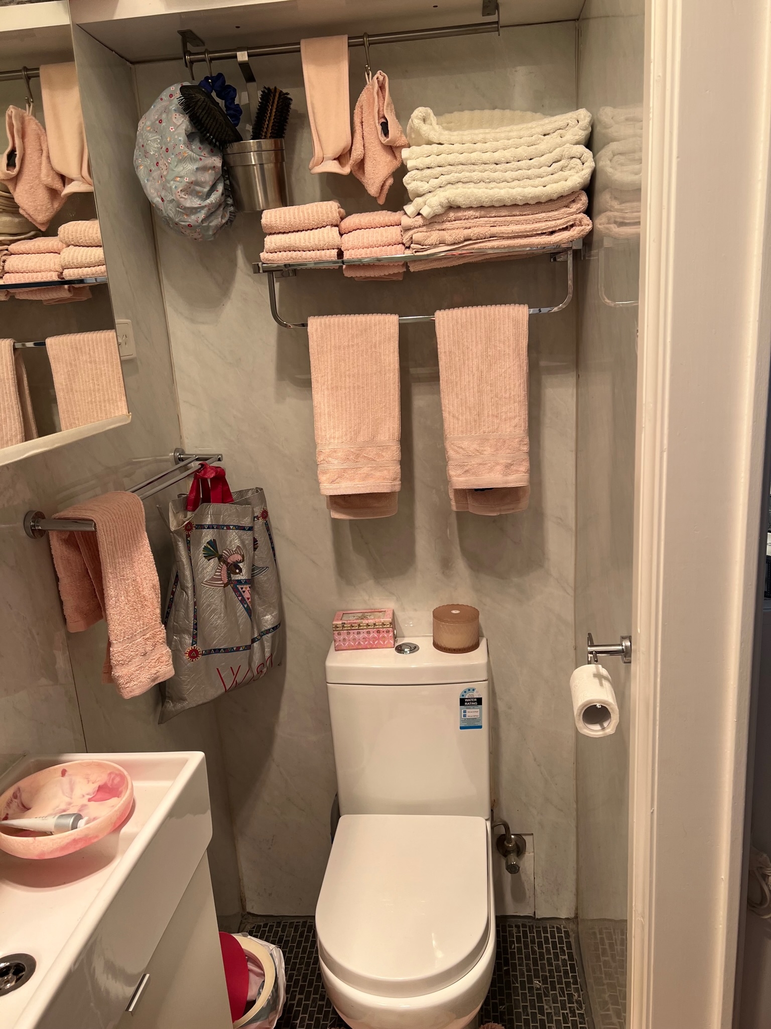 Doce e pequeno boudoir no coração de Kirribilli
