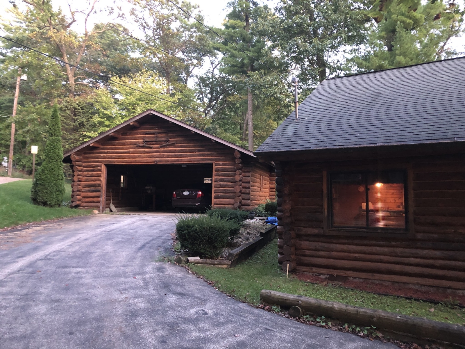 Maison en rondins au bord du lac dans le Michigan
