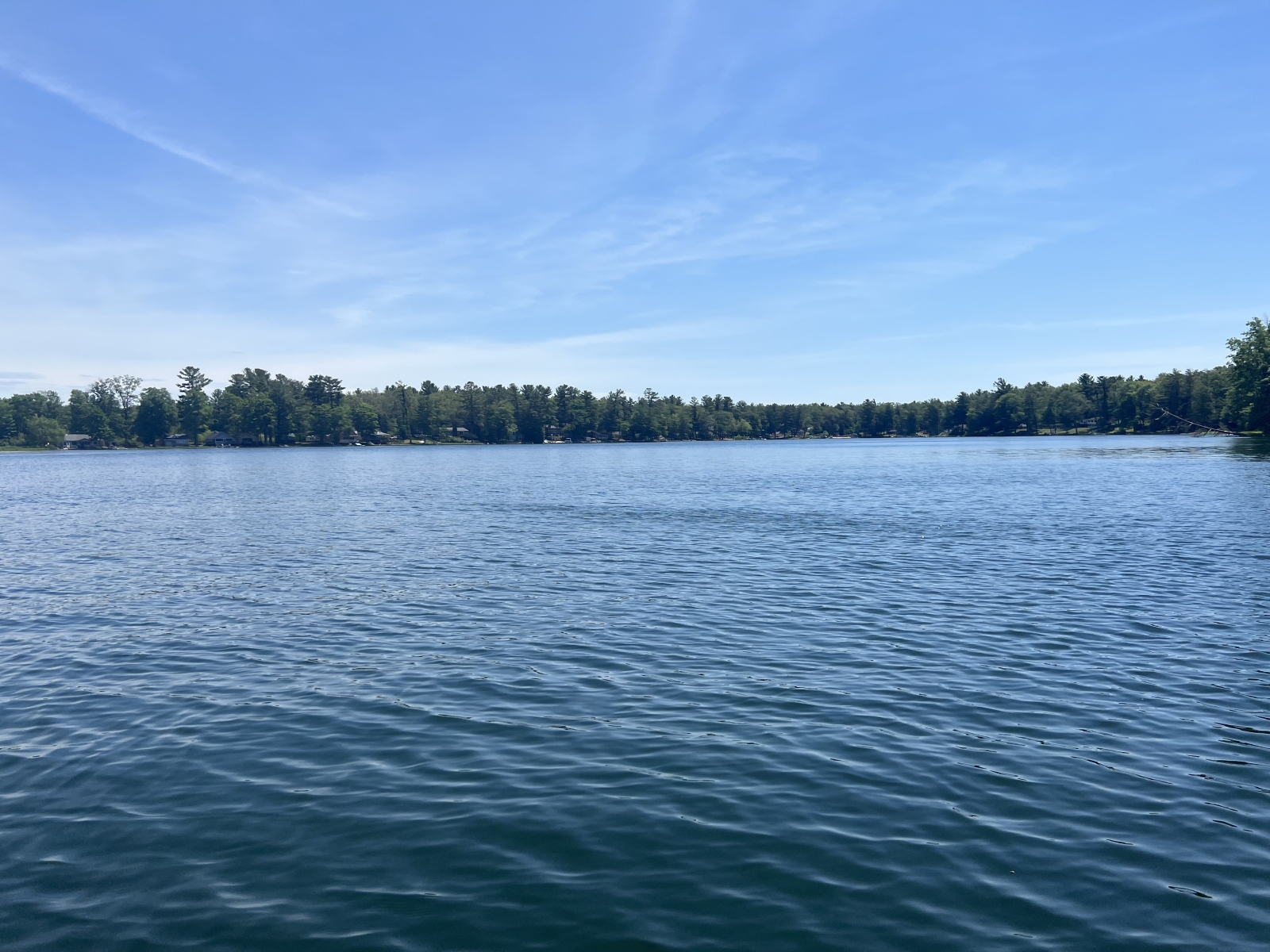 Maison en rondins au bord du lac dans le Michigan
