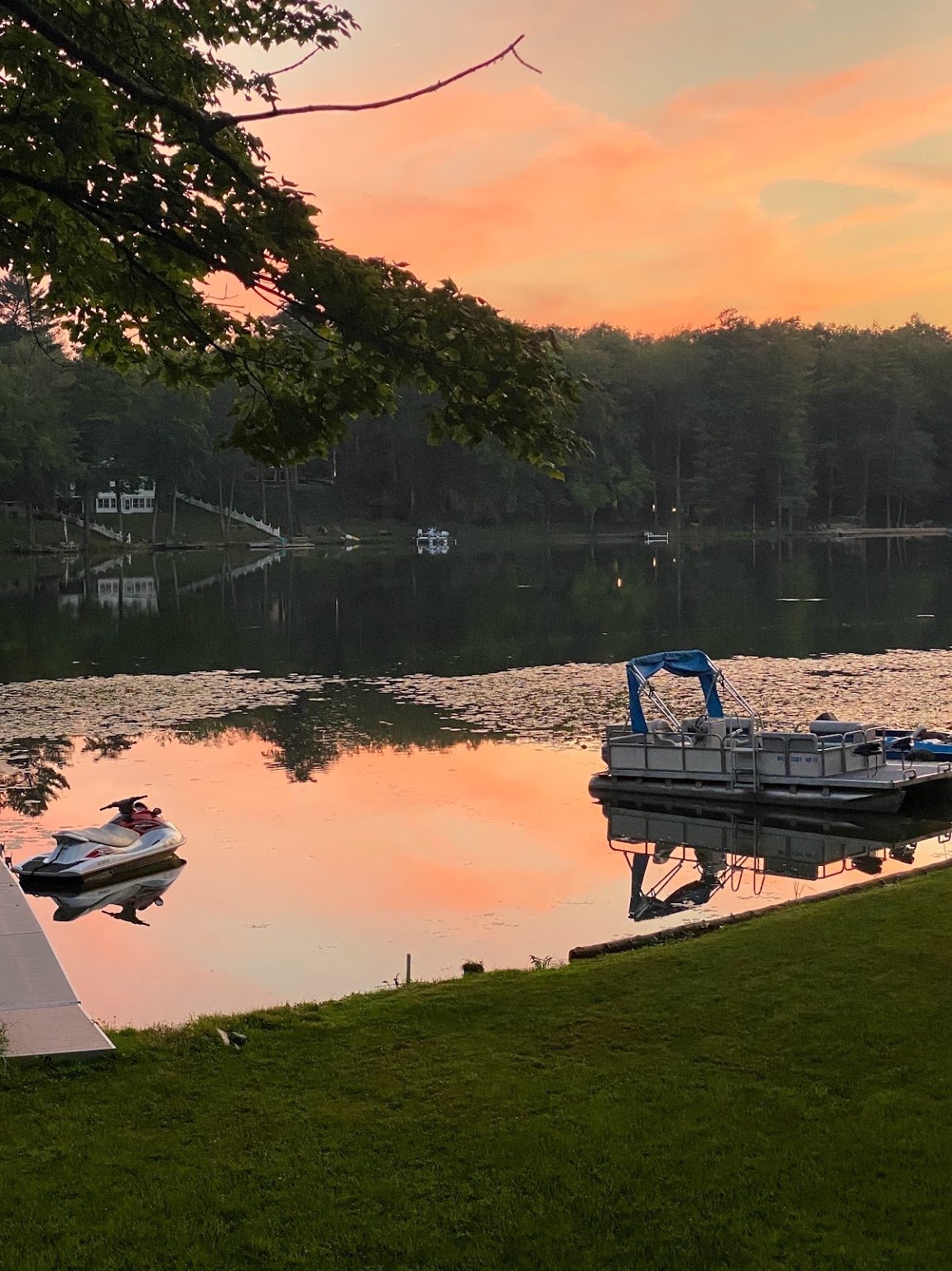 Maison en rondins au bord du lac dans le Michigan