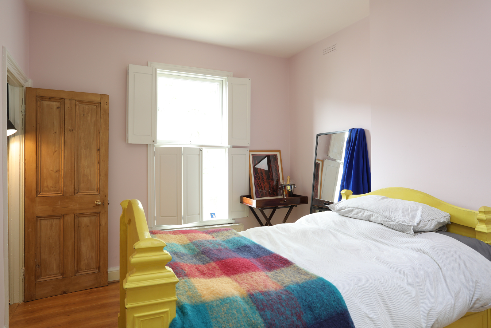 Artistic, unique two double bedroomed with peaceful balcony overlooking garden.