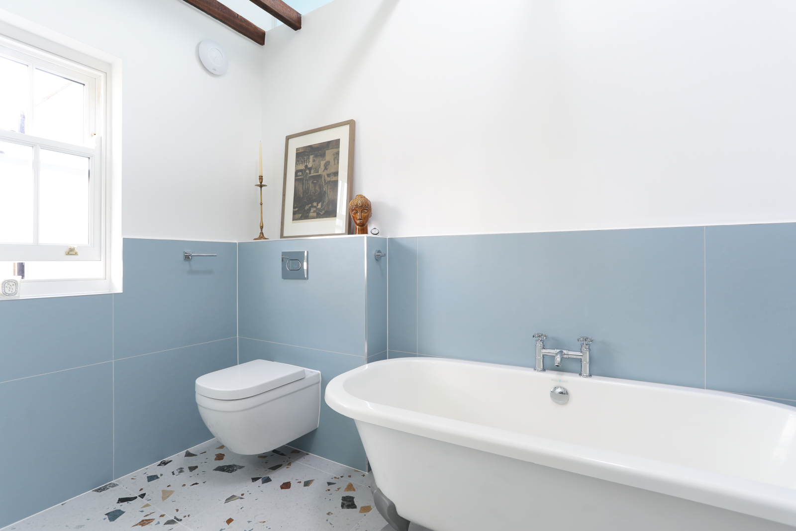 Artistic, unique two double bedroomed with peaceful balcony overlooking garden.