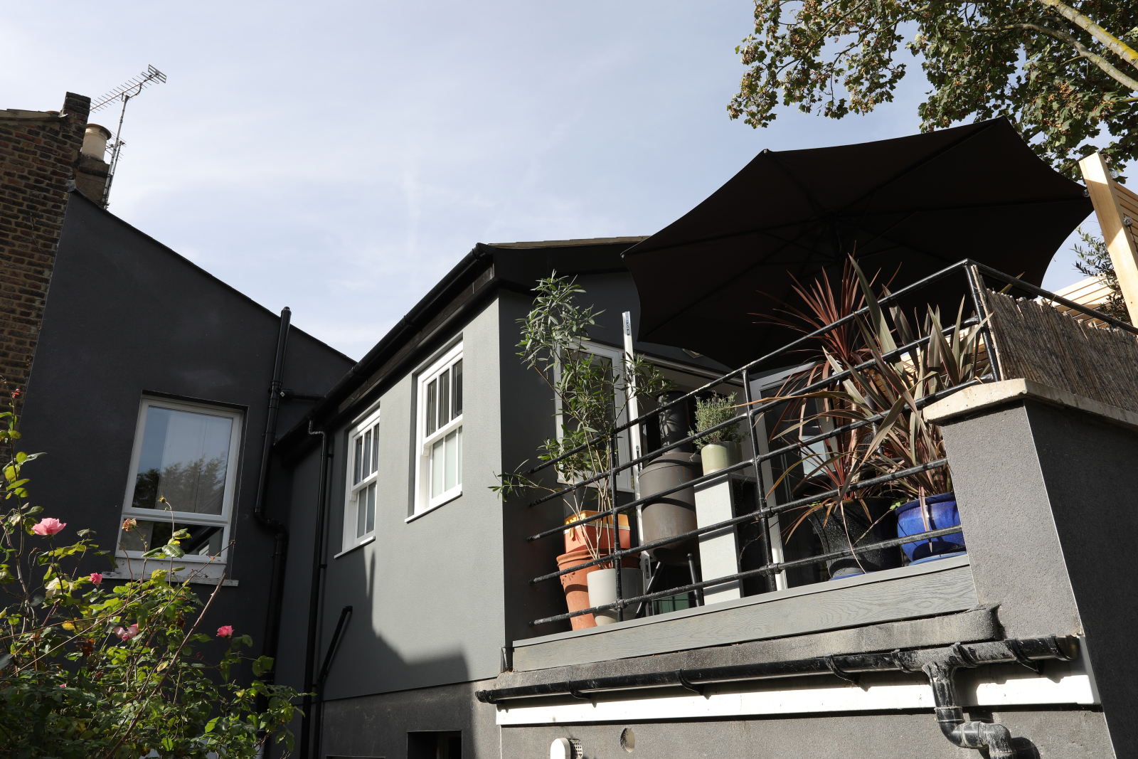 Artistic, unique two double bedroomed with peaceful balcony overlooking garden.
