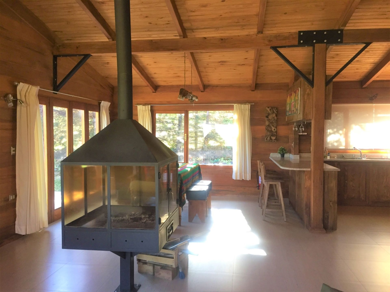 Villa de type suisse au Pérou : entièrement en bois massif, spacieuse, lumineuse et entourée de nature.