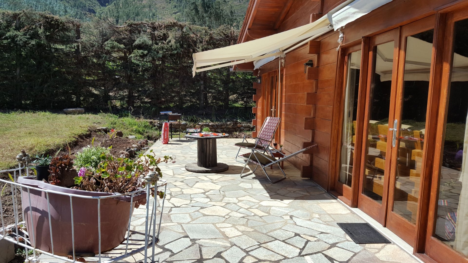 Villa de type suisse au Pérou : entièrement en bois massif, spacieuse, lumineuse et entourée de nature.