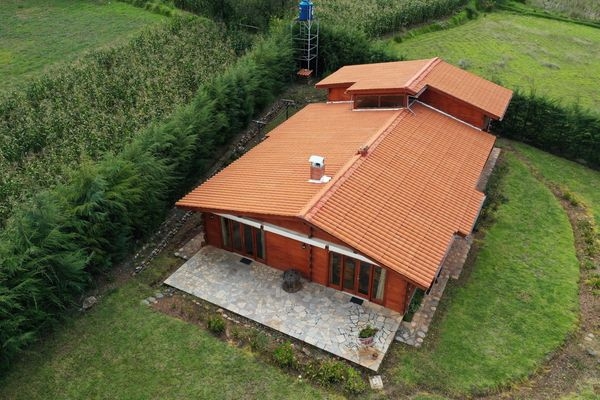 Villa de type suisse au Pérou : entièrement en bois massif, spacieuse, lumineuse et entourée de nature.