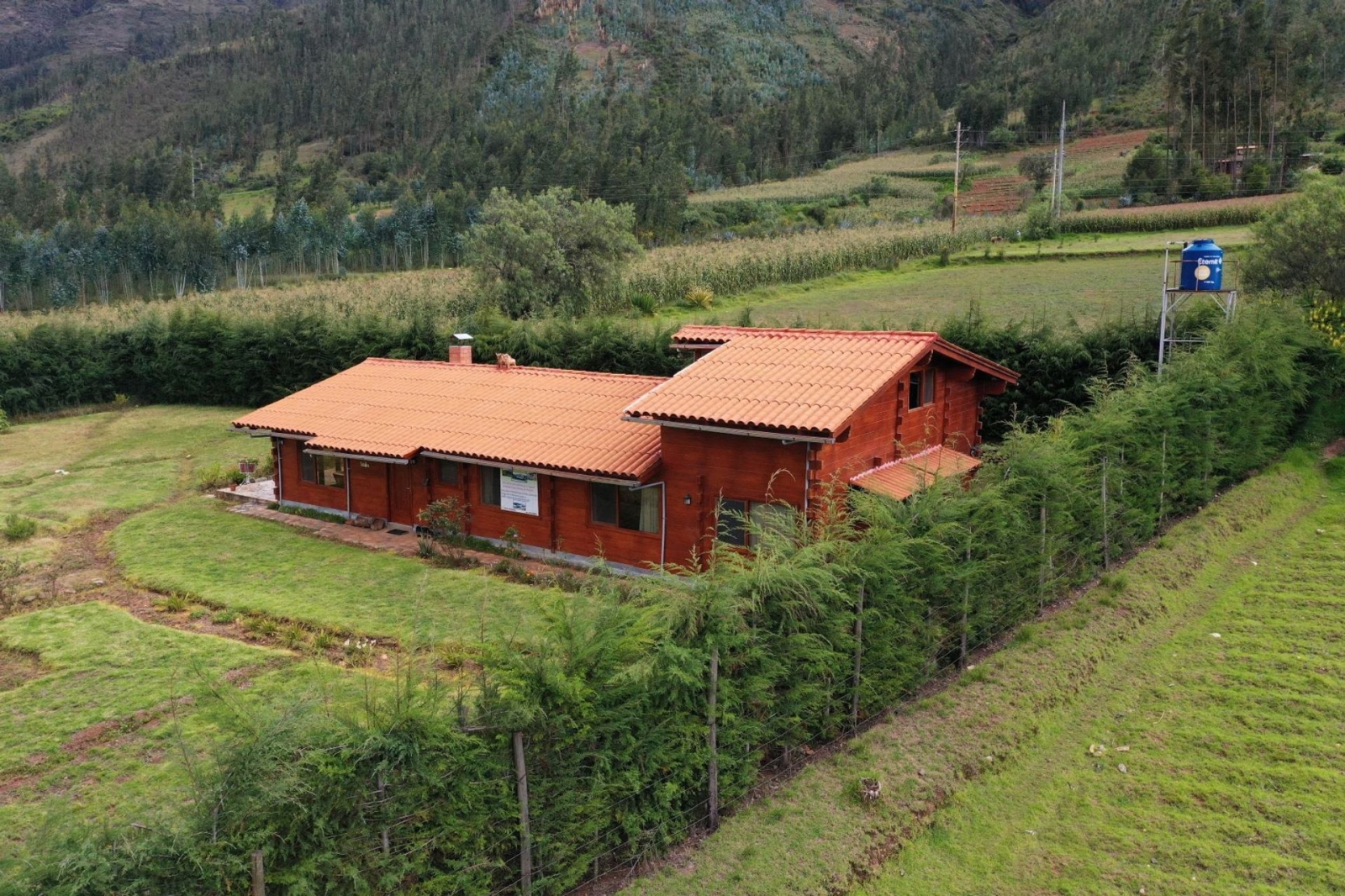 Villa de type suisse au Pérou : entièrement en bois massif, spacieuse, lumineuse et entourée de nature.