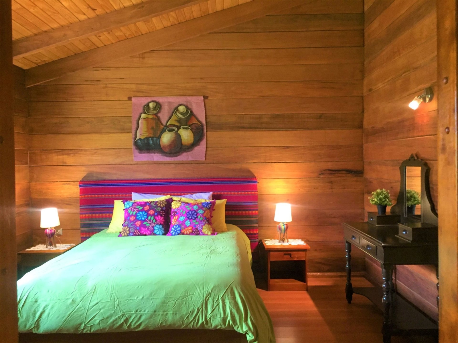Villa de type suisse au Pérou : entièrement en bois massif, spacieuse, lumineuse et entourée de nature.