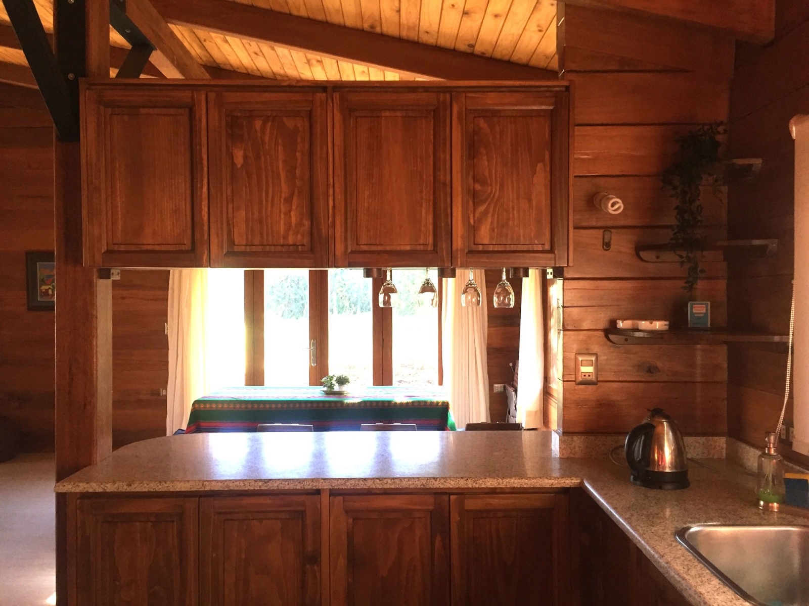 Villa de type suisse au Pérou : entièrement en bois massif, spacieuse, lumineuse et entourée de nature.