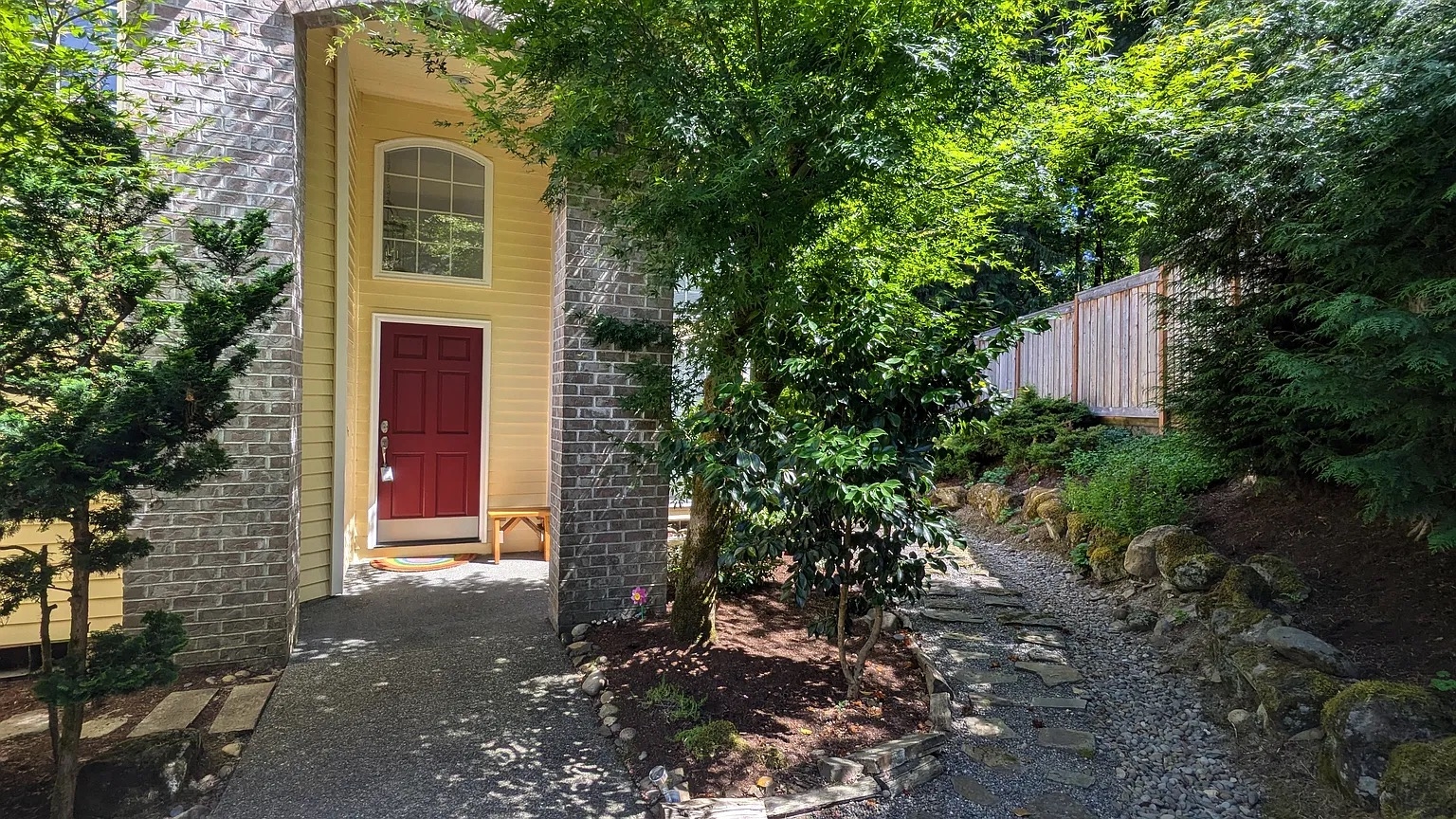 Quiet retreat in the trees, private deck, 15 minutes from the best of Portland