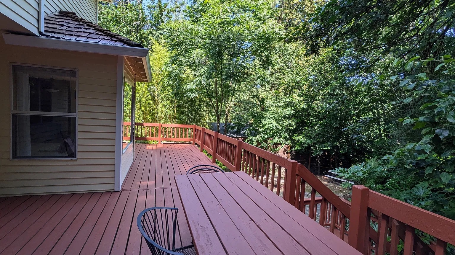 Quiet retreat in the trees, private deck, 15 minutes from the best of Portland