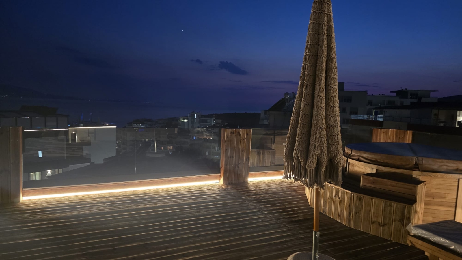 Penthouse with a 100 m² terrace and a Jacuzzi