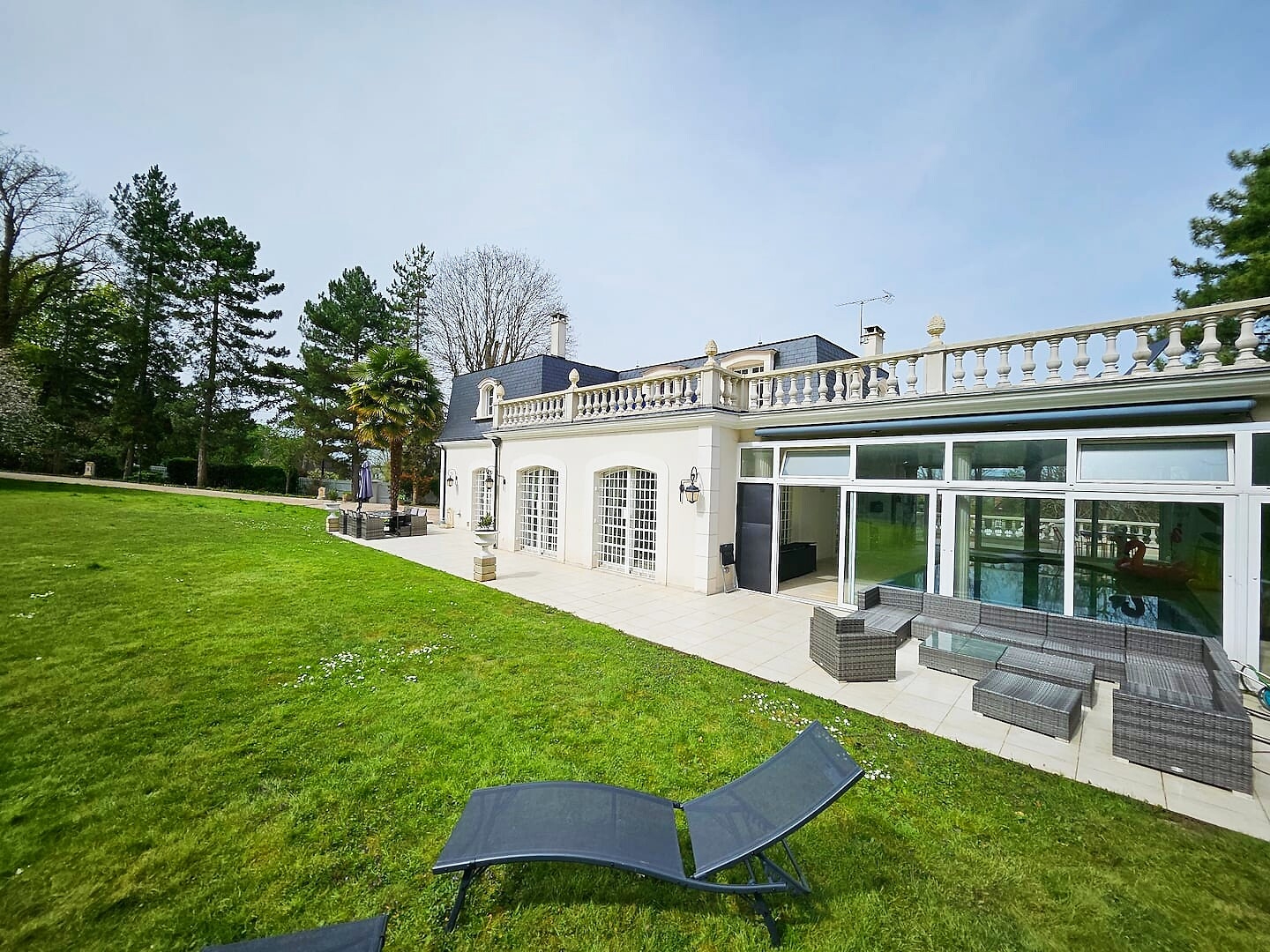 Villa Mandalika — indoor pool & spa, 3,000 m² park, 25 min from Paris & Disney