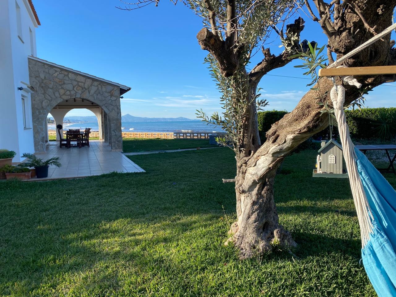 Maison en bord de mer avec jardin et vue panoramique sur la mer