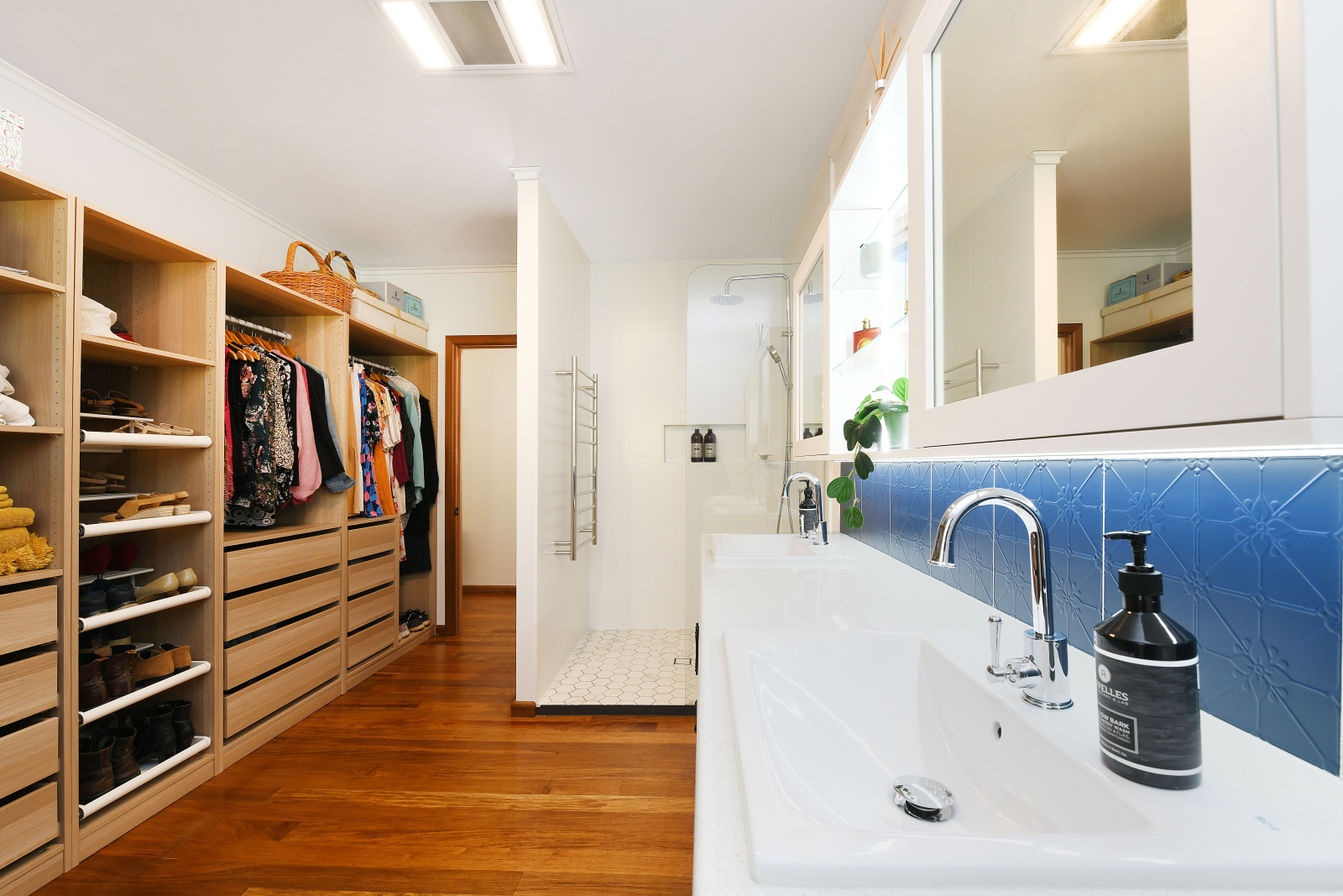 Salle de bains avec douche à l’italienne, double vasque et toilettes avec beaucoup d’espace de pende ...