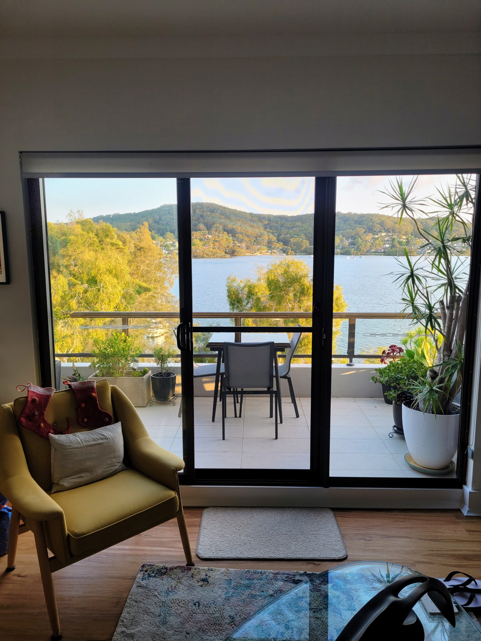 Sala principal: la primera área tiene salón, sillas para sentarse y terraza frente al mar.