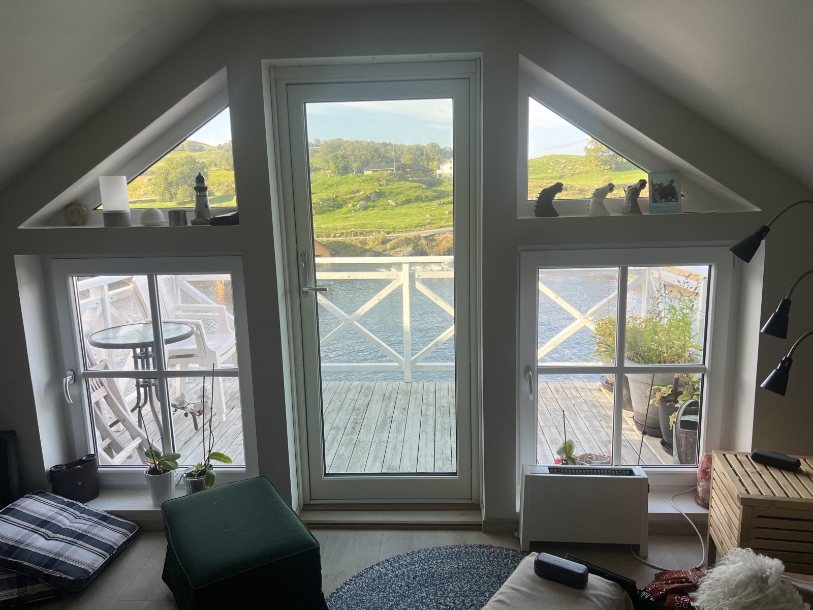 Penthouse mit Terrasse, Kai, Ruderboot auf der Finnøy.