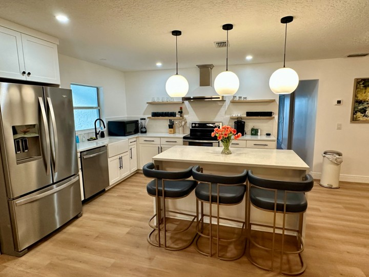 La cuisine est maintenant tellement ouverte et spacieuse ! Nous aimons cuisiner ici en famille. Notr ...