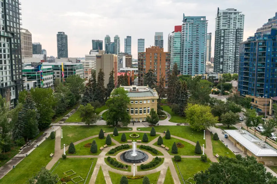 Executive-Penthouse-Suite in Calgary, AB, Kanada, mit Blick auf Stadt und Berge!