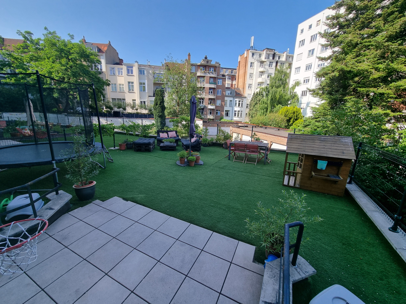 Gran terraza orientada al sur. Sombra matutina hasta las 11 de la mañana aproximadamente.