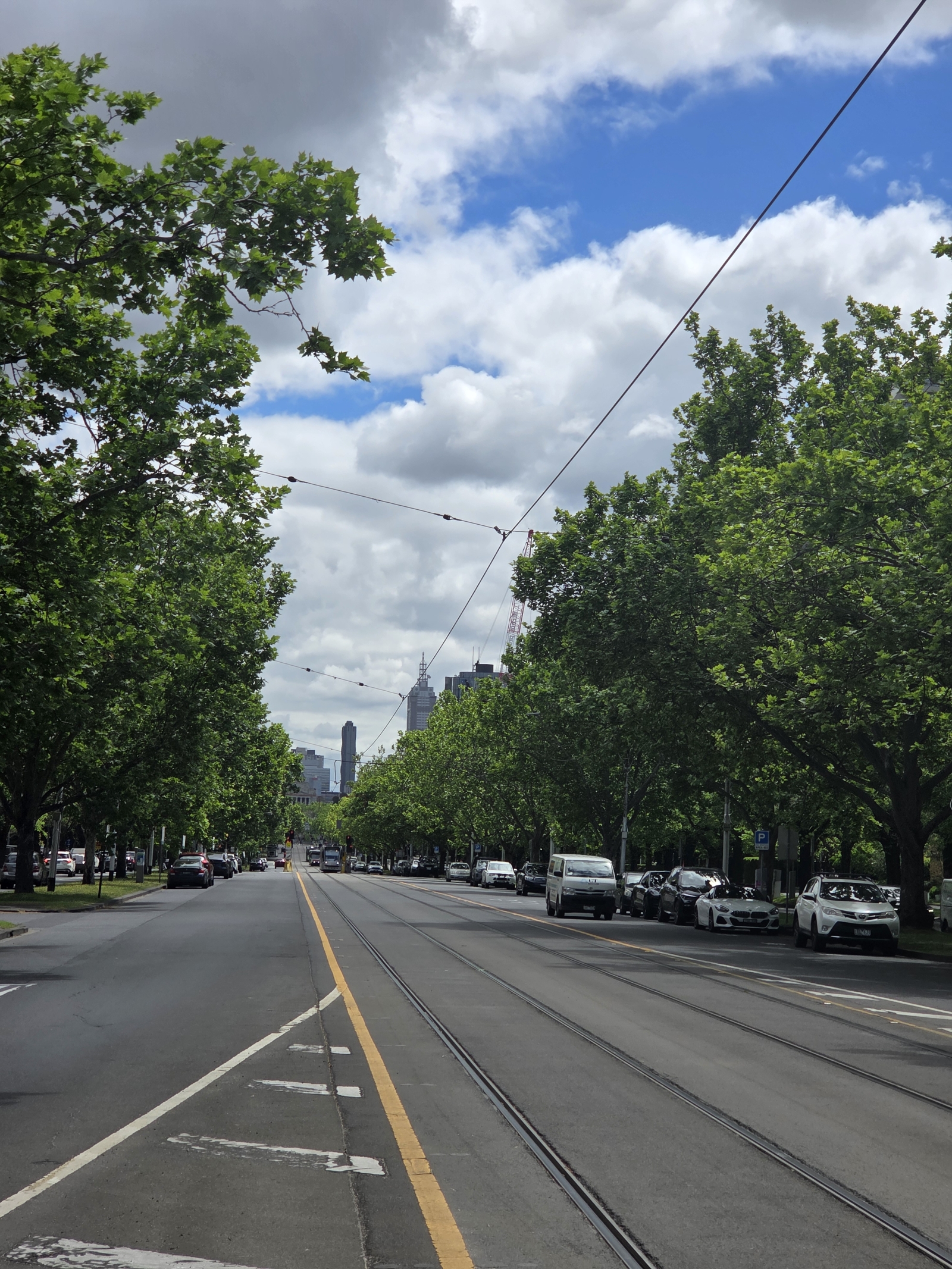 Curta viagem de bonde diretamente para a cidade pela bela St Kilda Road