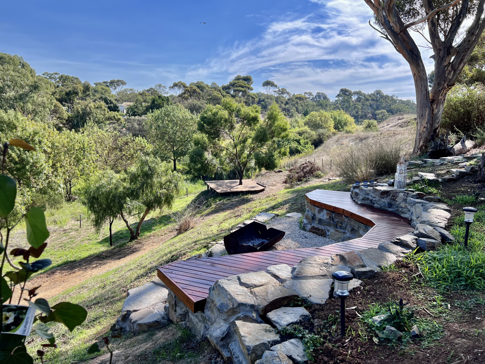 Fosse de conversation avec foyer pour les soirées plus fraîches et agréables en regardant vers la ri ...